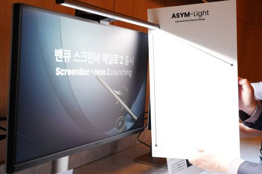 2세대 비대칭 조명 방향 기술을 적용해 모니터 앞만 정확히 비춰준다 / 출처=IT동아