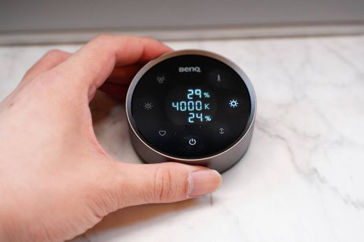 무선 컨트롤러도 기존 배터리 교환식이 아닌 내장형으로 개선됐다. 1회 충전 시 최대 3개월 사용 가능하다 / 출처=IT동아