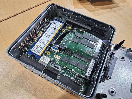 2개의 램 슬롯, 2개의 M.2 슬롯과 더불어 1개의 SATA 포트를 제공해 확장성이 좋은 편이다 / 출처=IT동아