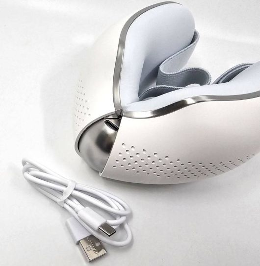 제품을 접어 보관할 수 있으며 경첩 부위에 타입-C 규격 충전 포트가 있다 / 출처=IT동아