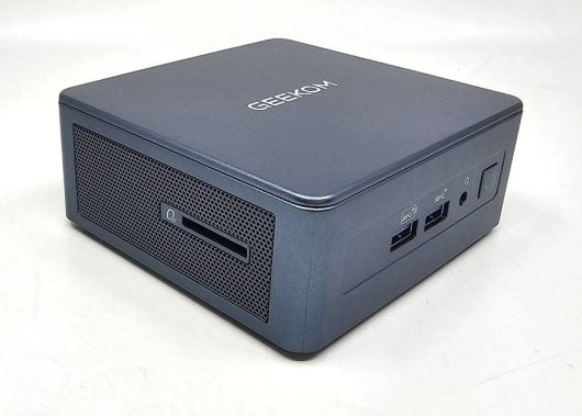 본체 전면에 USB 포트 2개, 측면에 SD카드 리더가 달렸다 / 출처=IT동아