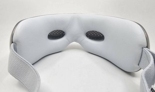 전면에 타공 처리를 했으며 내부 안구 접촉 부위를 개방형으로 디자인했다 / 출처=IT동아