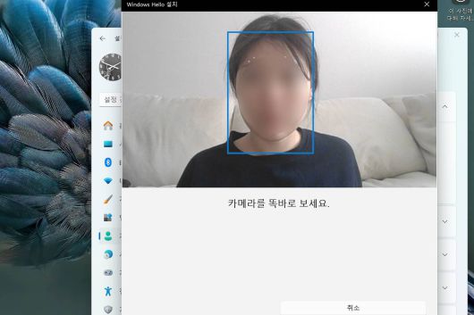 얼굴이 카메라 프레임 중앙에 위치하도록 조정하면, 내장 카메라가 사용자 얼굴을 인식합니다 / 출처=IT동아