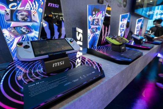 MSI 클로 A8은 백색, 핑크색, 형광 노랑, 하늘색, 보라색 중 선택할 수 있다 / 출처=IT동아