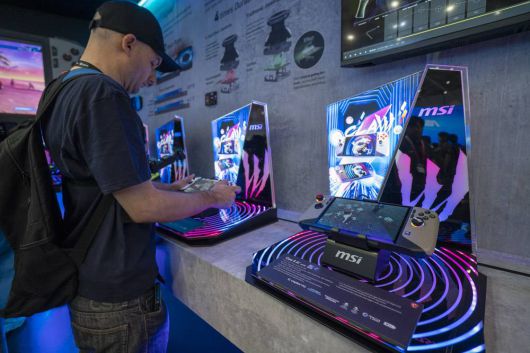 한 참가자가 직접 MSI 클로 8 AI+ 모델로 게임을 해보는 중이다 / 출처=IT동아