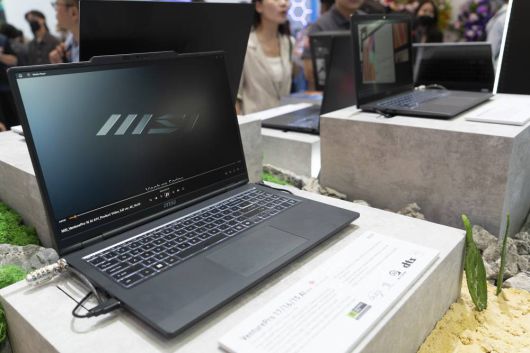 AMD 라이젠 AI 9 프로세서는 물론 RTX 40 / 50 시리즈 탑재 노트북도 함께 전시됐다 / 출처=IT동아