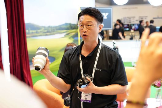 SEL50150GM 렌즈를 소개 중인 김재민 소니코리아 알파 팀장 / 출처=IT동아