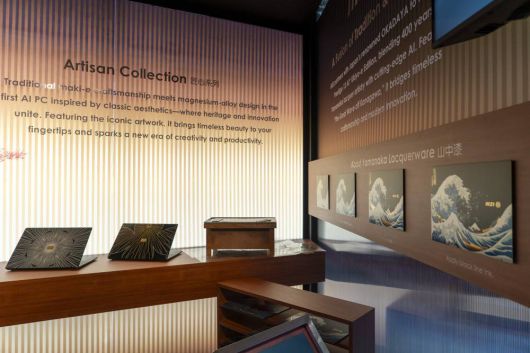 MSI 노트북 부스 내에 MSI 프레스티지 13 AI+ 우키요에 에디션이 전시됐다 / 출처=IT동아