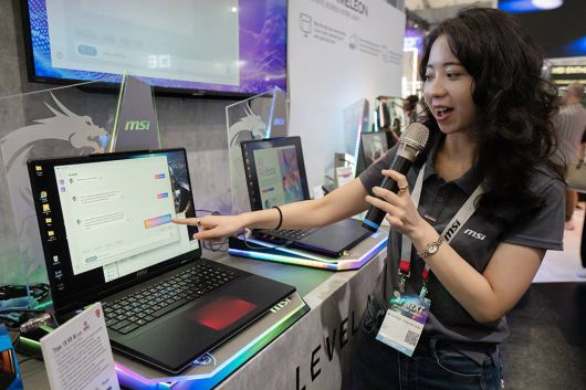 MSI 임직원이 MSI AI 로봇 기능을 활용해 대화형 AI를 선보이고 있다 / 출처=IT동아