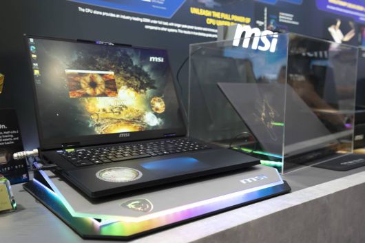 MSI 타이탄 18 HX 드래곤 에디션 노스 미스와 젠슨 황 엔비디아 CEO가 서명한 MSI 크로스헤어 18 HX AI가 함께 전시됐다.  / 출처=IT동아