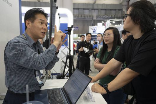 김성모 모빌린트 상무가 대만의 산업용 및 임베디드 PC 기업 이노디스크(Innodisk) 엔지니어를 대상으로 에리스 NPU를 소개 중이다 / 출처=IT동아