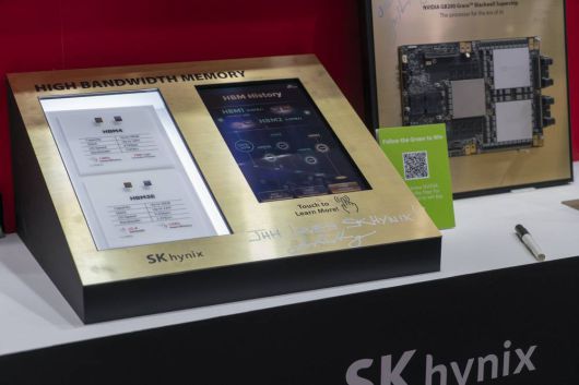 젠슨 황 엔비디아 최고경영자가 HBM3E 및 HBM4, 그레이스 블랙웰 슈퍼칩, 엔비디아 파트너 배너에 각각 서명했다 / 출처=IT동아