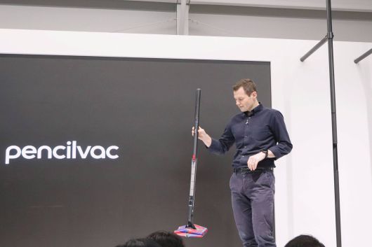 다이슨 신제품을 소개하는 톰 무디(Tom Moody) 다이슨 홈 부문 글로벌 총괄 / 출처=IT동아