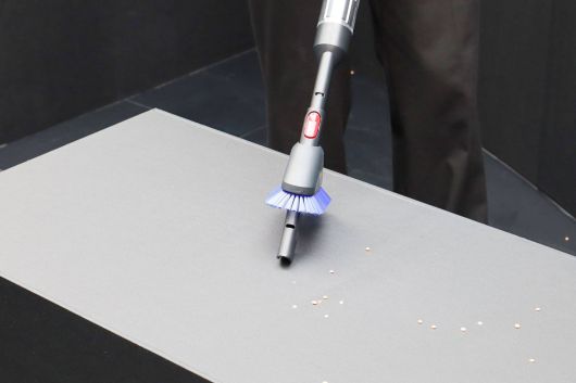 다이슨 펜슬백 플러피콘 청소기의 콤비 크레비스 툴 / 출처=IT동아