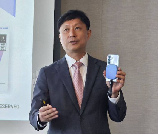 '샌디스크 크리에이터 폰 SSD'를 소개하는 신명철 샌디스크코리아 본부장 / 출처=IT동아