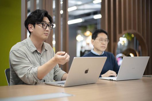 허정 대표가 바바그라운드 사업 개요에 대해 설명 중이다 / 출처=IT동아