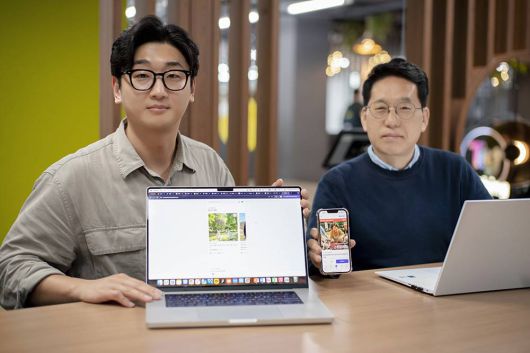 허정 대표와 송재필 CSO가 애플리케이션을 소개 중이다 / 출처=IT동아