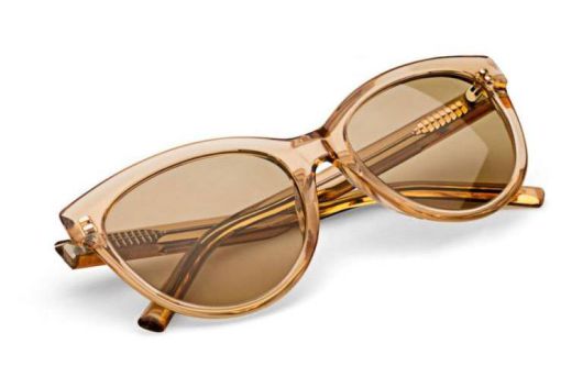 안경 렌즈는 아직 빛에 반응해 투명도를 바꾸는 포토크로믹 수준에 머물러 있다 / 출처=칼아지스