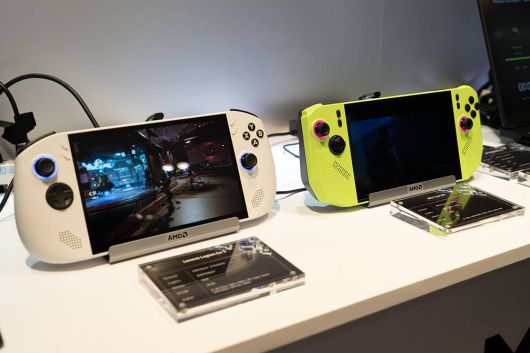 AMD 라이젠 Z2 익스트림이 탑재된 리전 고 S(좌측)과 MSI 클로 A8 UMPC / 출처=IT동아