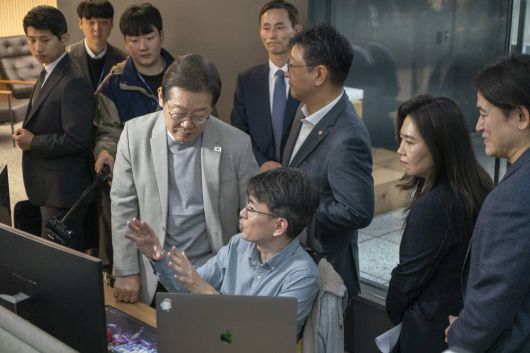 지난 4월 퓨리오사AI에 방문한 이재명 대통령 모습 / 출처=IT동아