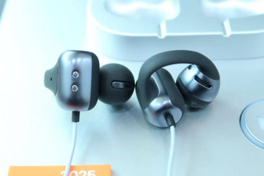 오픈닷 원은 편안한 착용감과 풍부한 음질을 제공한다 / 출처=IT동아