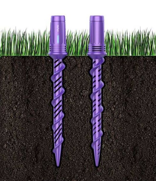 표토층까지 설치된 센서는 마치 뿌리처럼 토양 내 수분을 측정한다 / 출처=와이비즈