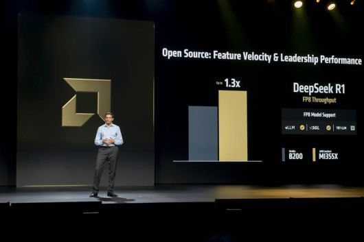 밤시 보파나(Vamsi Bopanna) AMD 인공지능 그룹 수석 부사장이 ROCm 7의 정식 출시를 알렸다 / 출처=IT동아