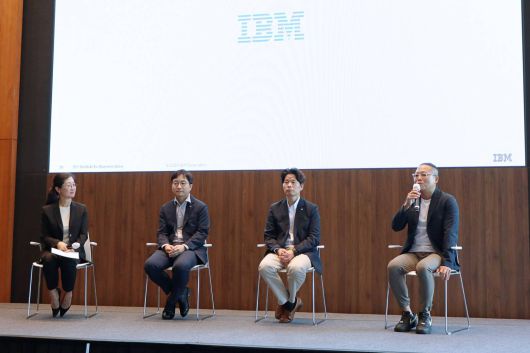 발표에 이어 패널토의가 진행됐다. 왼쪽부터 김현정 컨설팅 대표, 주세민 미래에셋증권 AI 본부 본부장, 주성환 서울AI재단 AI 혁신사업본부 본부장, 김동현 코웨이 DX 센터 전무 / 출처=IT동아