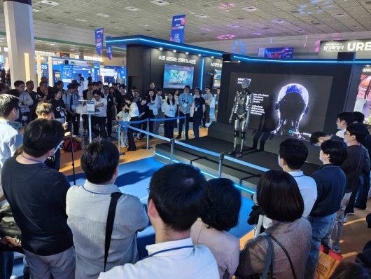 관람객이 부스 이벤트에 참여하고 있다 / 출처=IT동아