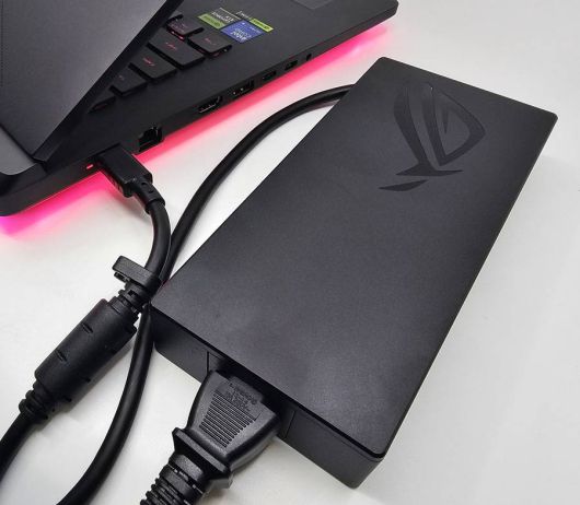 380W 어댑터는 고속 충전이 가능하지만 휴대성이 떨어진다. 외출할 때는 별도의 USB-PD 어댑터를 준비하자 / 출처=IT동아