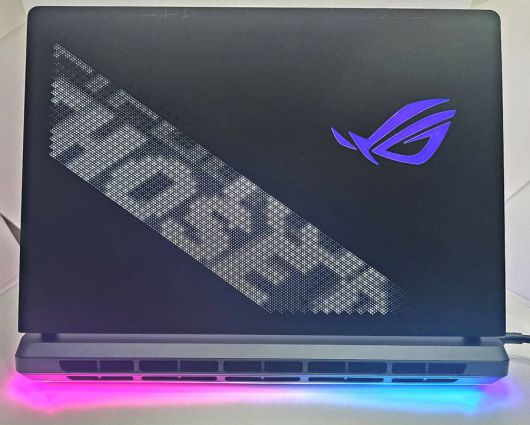 다양한 이미지 및 텍스트를 표시할 수 있는 애니메 비전(Anime Vision)을 상판에 적용했다 / 출처=IT동아