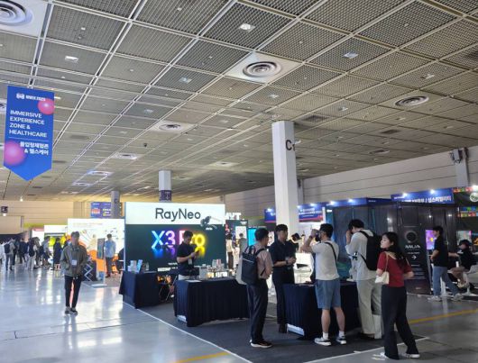 평일에도 많은 관람객들이 전시장을 방문했다 / 출처=IT동아