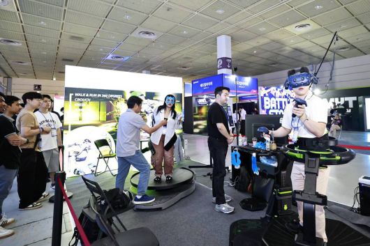 관람객이 기업 부스를 방문, 체험하고 있다 / 출처=IT동아