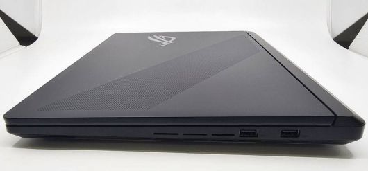 본체 우측면 인터페이스 구성 / 출처=IT동아