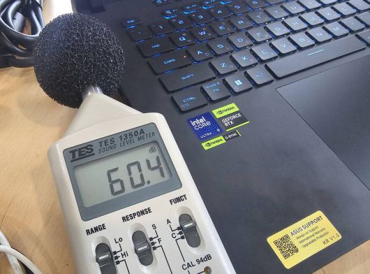 한창 게임을 하는 도중에 측정한 소음은 60 dB 전후다 / 출처=IT동아