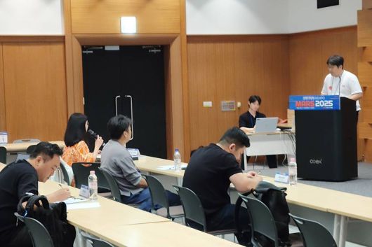 해외 투자사 관계자가 발표자에게 질문을 하고 있다 / 출처=IT동아