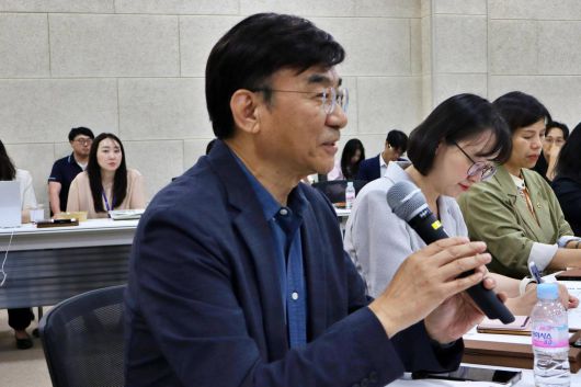 발언 중인 기석철 충북대학교 스마트카연구센터장과 경청 중인 이윤정 세종시 미래산업과장과 김현옥 세종시의회 산업건설위원회 위원(왼쪽부터) / 출처=IT동아