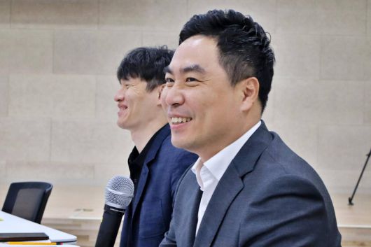 정하욱 라이드플럭스 COO와 한지형 오토노머스에이투지 대표(왼쪽부터) / 출처=IT동아