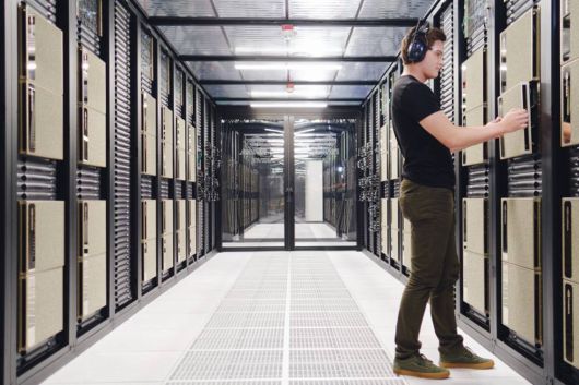 엔비디아가 구축한 데이터센터. 그래픽 카드는 오늘날 AI 모델 구축을 위해 가장 필요한 자원이다 / 출처=엔비디아