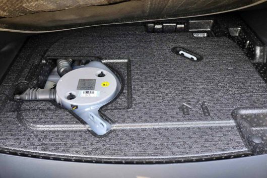 트렁크 바닥면에 탑재된 도넛형 연료탱크 / 출처=IT동아