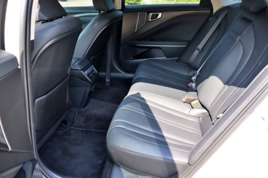 신형 K8 3.5 리터 LPi 2열 실내 / 출처=IT동아