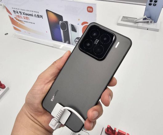 매장 오픈과 동시에 국내 출시될 '샤오미 15' 스마트폰 / 출처=IT동아