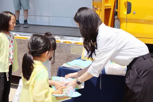 컴퓨팅교사협회 담당자가 웅담초 학생들에게 준비한 체험 교구 및 기념품을 전달하는 모습 / 출처=IT동아