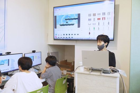 게임리터러시 온더로드 프로그램을 즐기는 웅담초 고학년 학생들 모습과 컴퓨팅교사협회 전문 강사 / 출처=IT동아