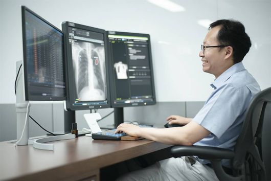 김태규 전무가 딥노이드의 설루션 M4CXR을 직접 시연하고 있다 / 출처=IT동아