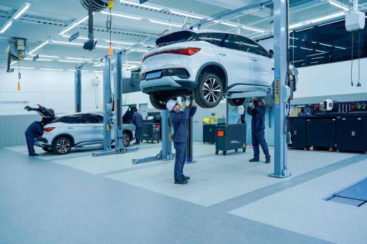 BYD 테크니션이 아토 3 정기점검을 실시하는 모습 / 출처=BYD코리아