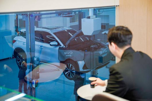 아토 3 정기점검을 지켜보는 소비자의 모습 / 출처=BYD코리아