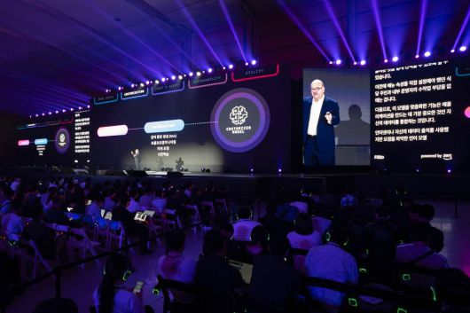 지난 5월 개최된 AWS 서밋 서울 당시 플리토의 라이브 트랜스레이션 서비스가 연사의 발표 내용을 실시간으로 번역했다. 사진에서 무대 위의 한국어 스크립트가 플리토 서비스다 / 출처=IT동아