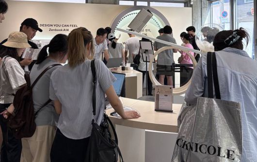 방문객들이 젠북 시리즈를 체험해보고 있다 / 출처=IT동아