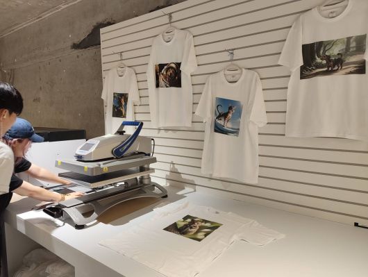 사전 신청한 방문객이 디자인한 티셔츠를 인쇄하고 있다 / 출처=IT동아)